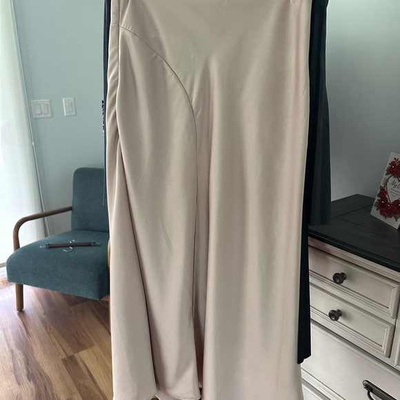 Elegant Cream Women's Skirt - Picture 5 of 5